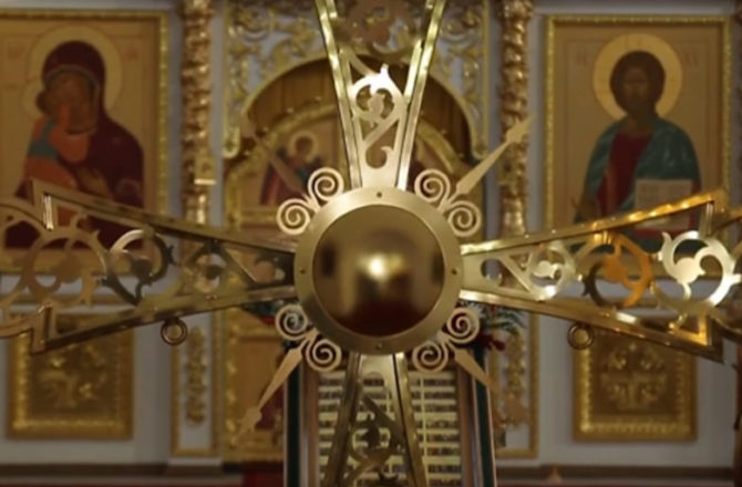 В Соликамске освятили купольный крест Соборной колокольни